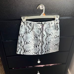 White and black snake print mini skirt